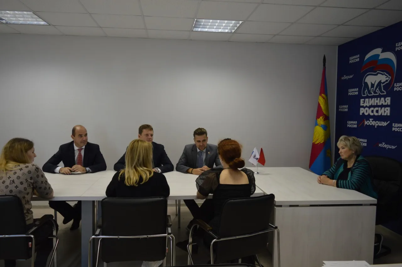 Партийцы во время приема населения Люберец ответили на вопросы частичной мобилизации