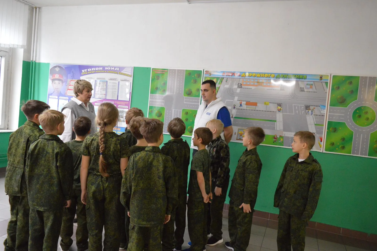 Партийцы Люберец напомнили учениками школы о соблюдении правил дорожного движения