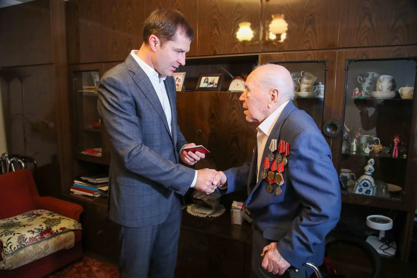 Владимир Волков вручил удостоверение к ордену погибшего в годы ВОВ партизана из Люберец