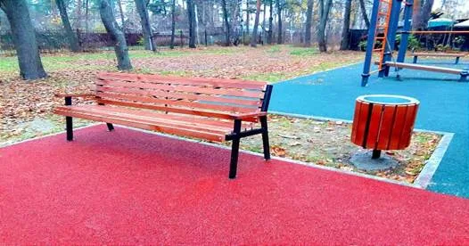 В парке поселка Люберец установили новые лавочки и урны