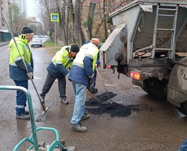 Более 110 ям заделали за неделю на дорогах Люберец