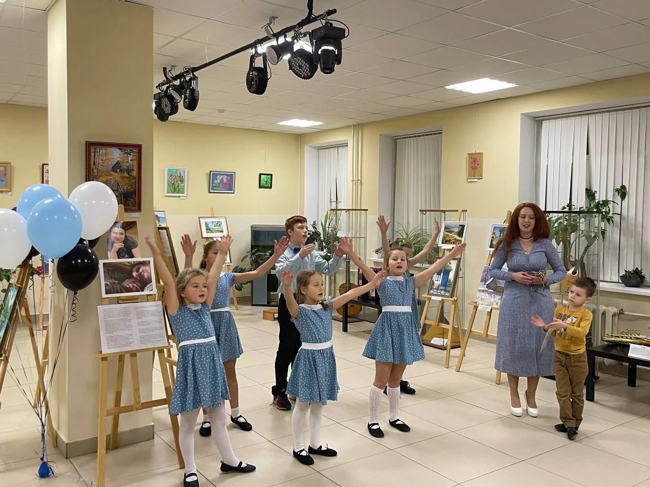 В Люберцах открылась выставка, посвященная Дню матери