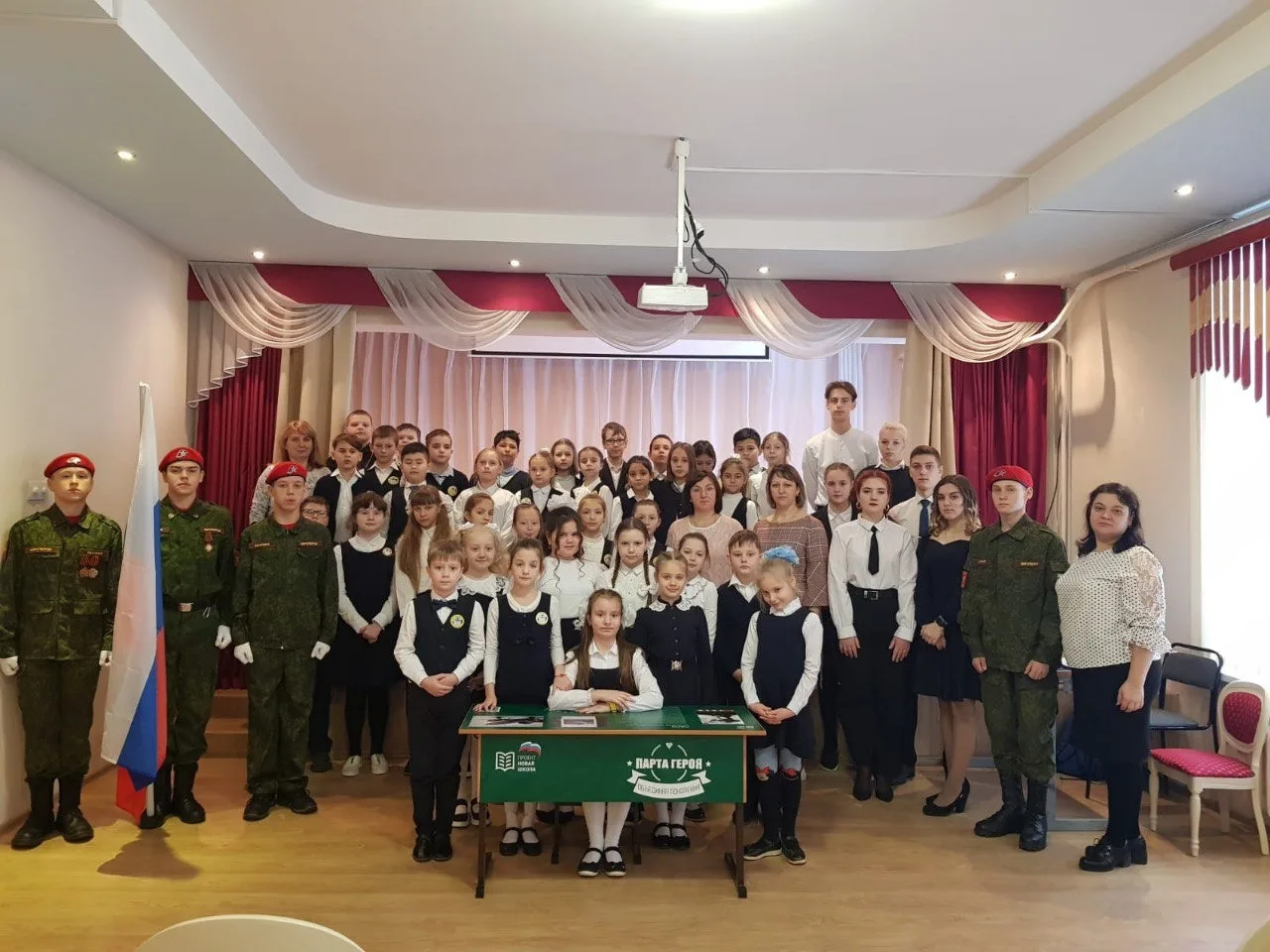 В школах Люберец установили две Парты Героев