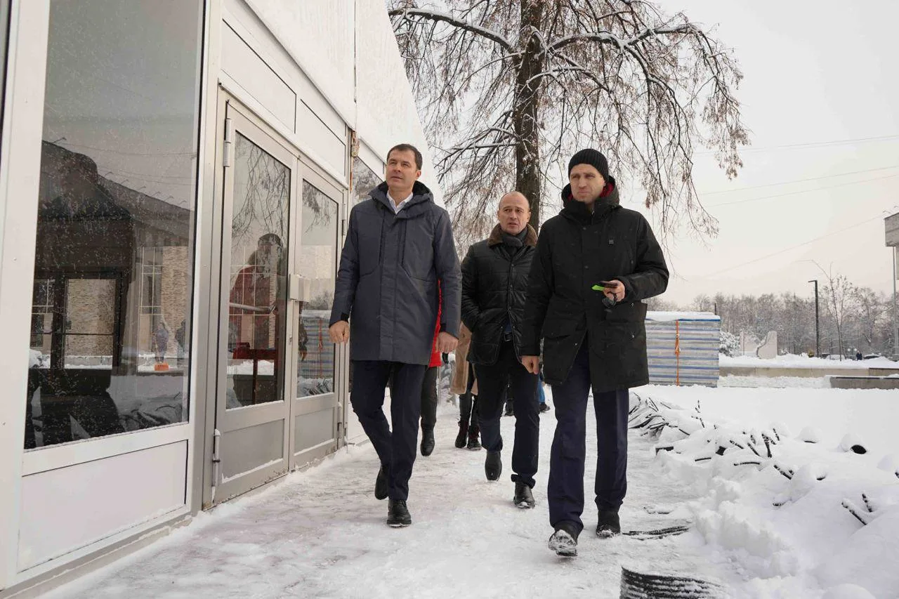 Владимир Волков проверил обустройство нового ледового катка в центре Люберец