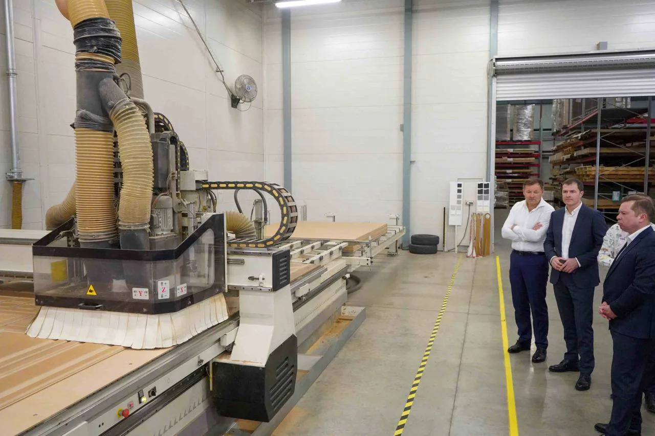 Владимир Волков посетил предприятие по производству кухонной мебели в Люберцах