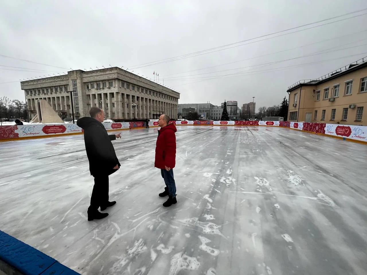 Депутат Мособлдумы проинспектировал готовность ледового катка в Люберцах
