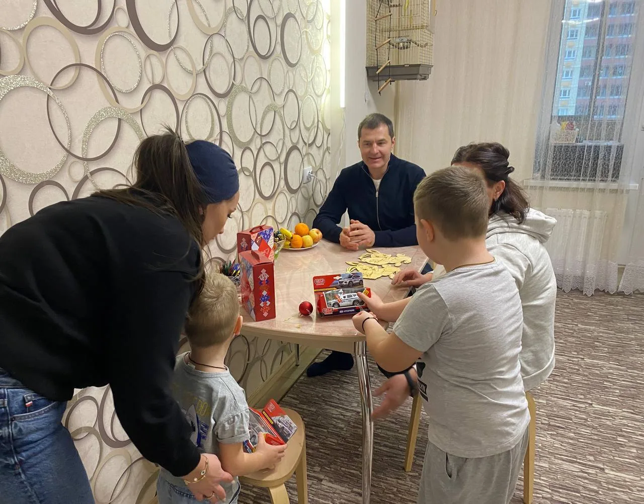 Владимир Волков поздравил семью мобилизованного из Люберец с праздниками и вручил подарки