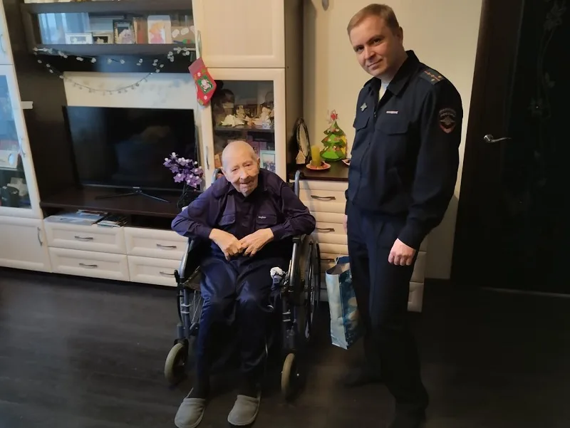 Полицейские Люберец поздравили ветерана МВД с Новым годом