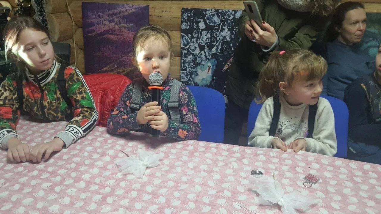 В Люберцах победителям новогоднего вокального конкурса вручили сертификаты и сувениры