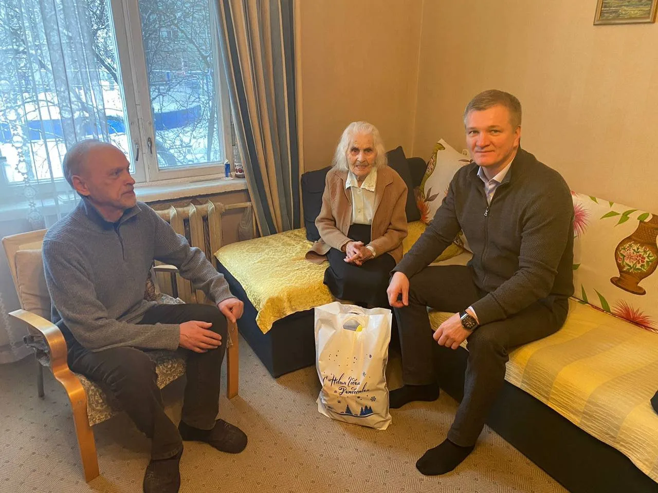 Подмосковные единороссы навестили ветеранов Великой Отечественной с поздравлениями и подарками