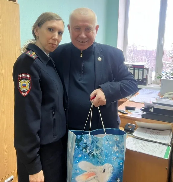 Полицейские Люберец поздравили председателя Совета ветеранов МВД с Новым годом