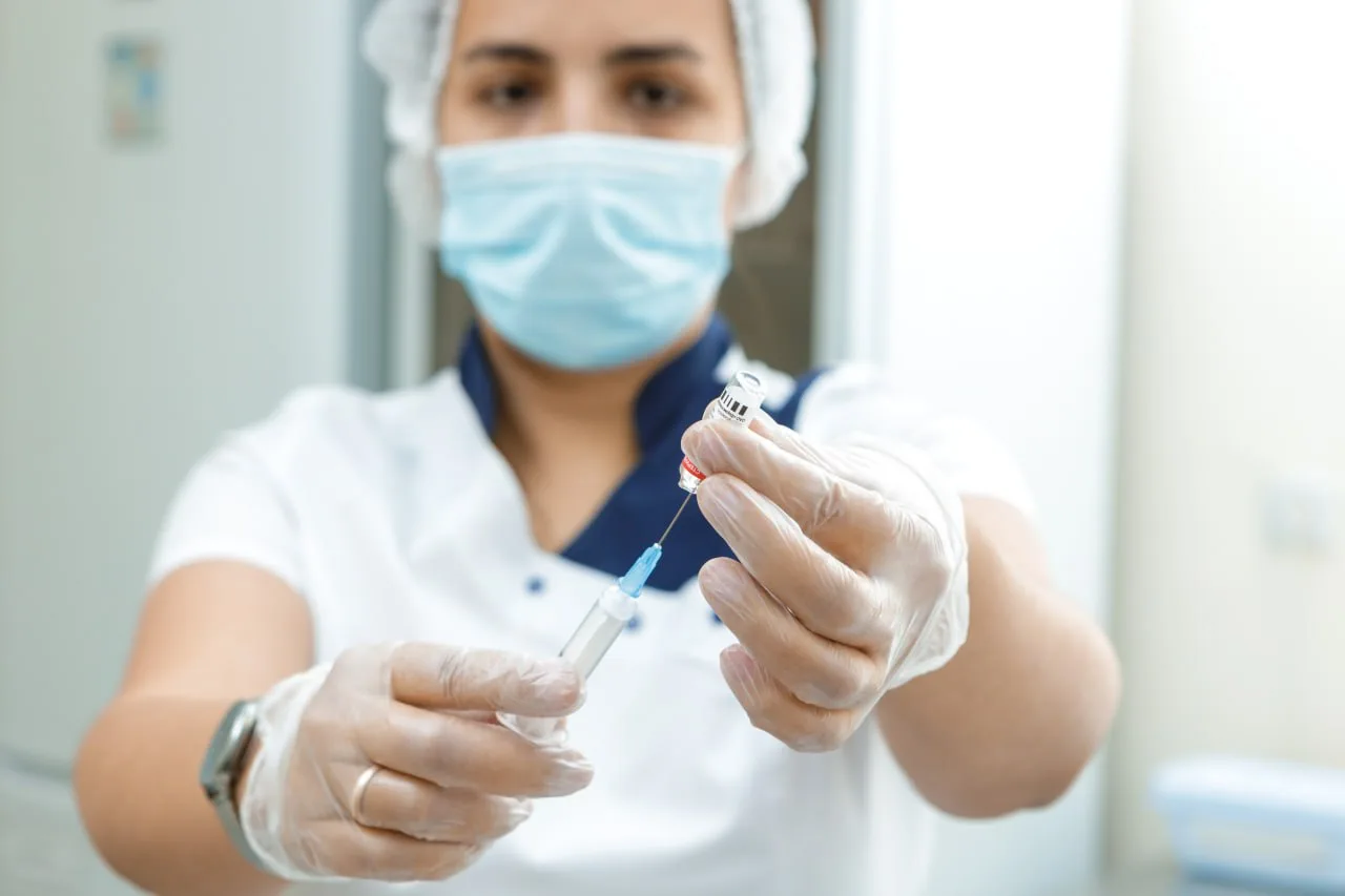 Жители Люберец могут записаться на вакцинацию от СOVID-19 в Инфомате в поликлинике