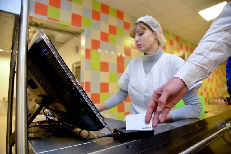 Школьники Люберец смогут пользоваться безналичной оплатой питания в столовой