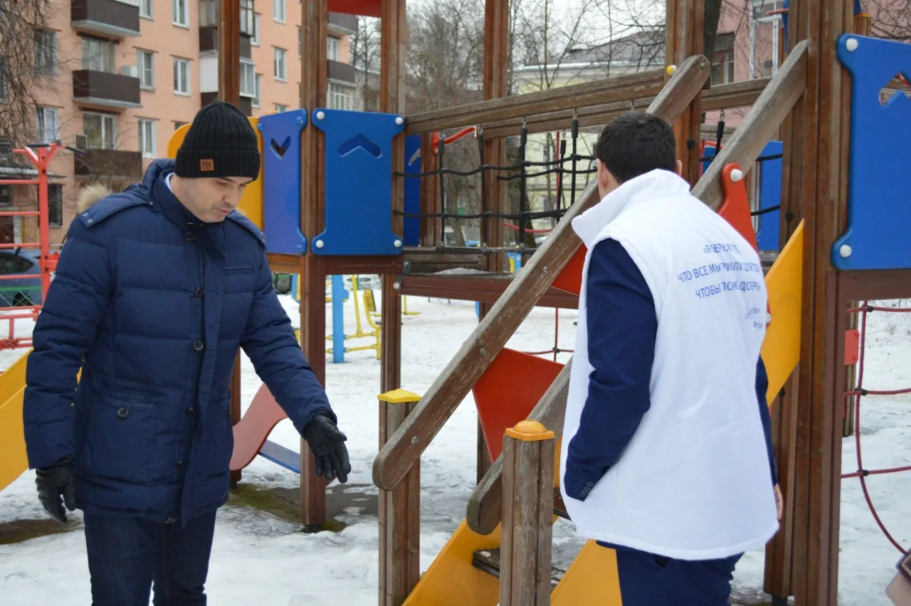 Партийцы проверили содержание дворовой территории в Люберцах