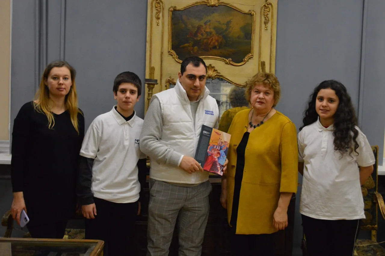 Молодогвардейцы передали исторический сборник в музей Люберец