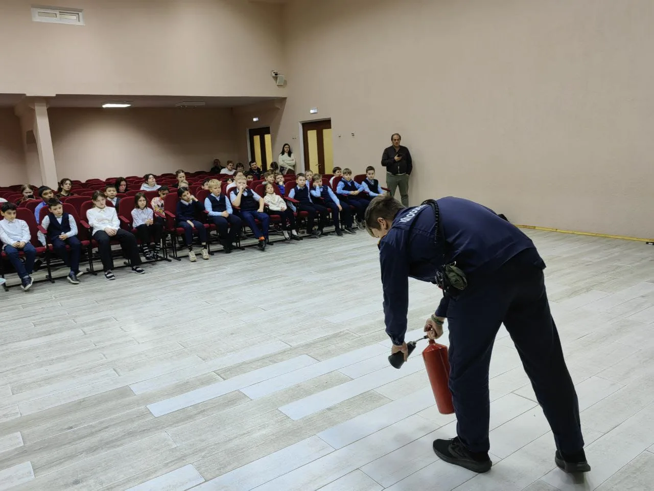 Сотрудники Мособлпожспас рассказали школьникам Люберец о профессии пожарного