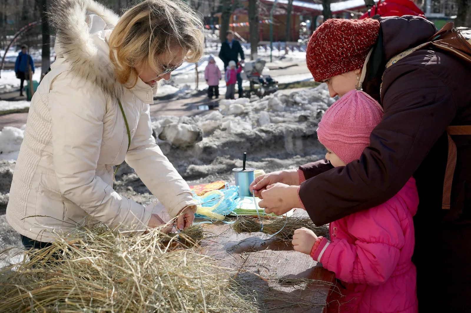 Жителей Люберец пригласили в парки на конкурс по изготовлению масленичного оберега
