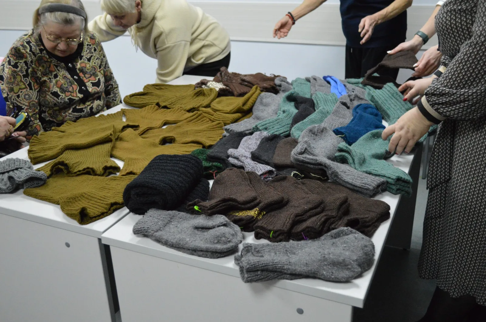 Жители Люберец передали в зону СВО более 200 теплых вещей, связанных своими руками