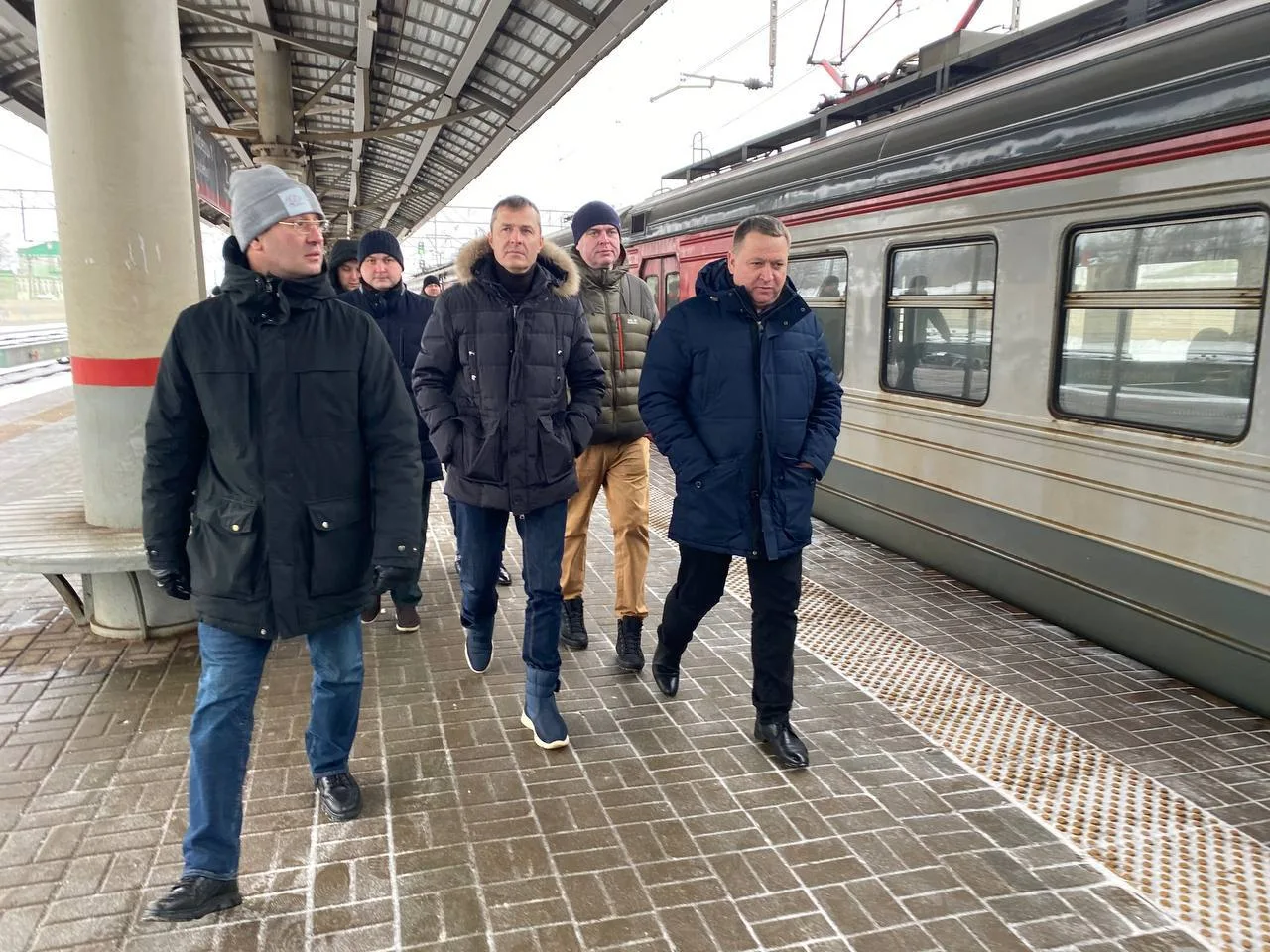 Владимир Волков проверил содержание территорий ж/д станций в Люберцах