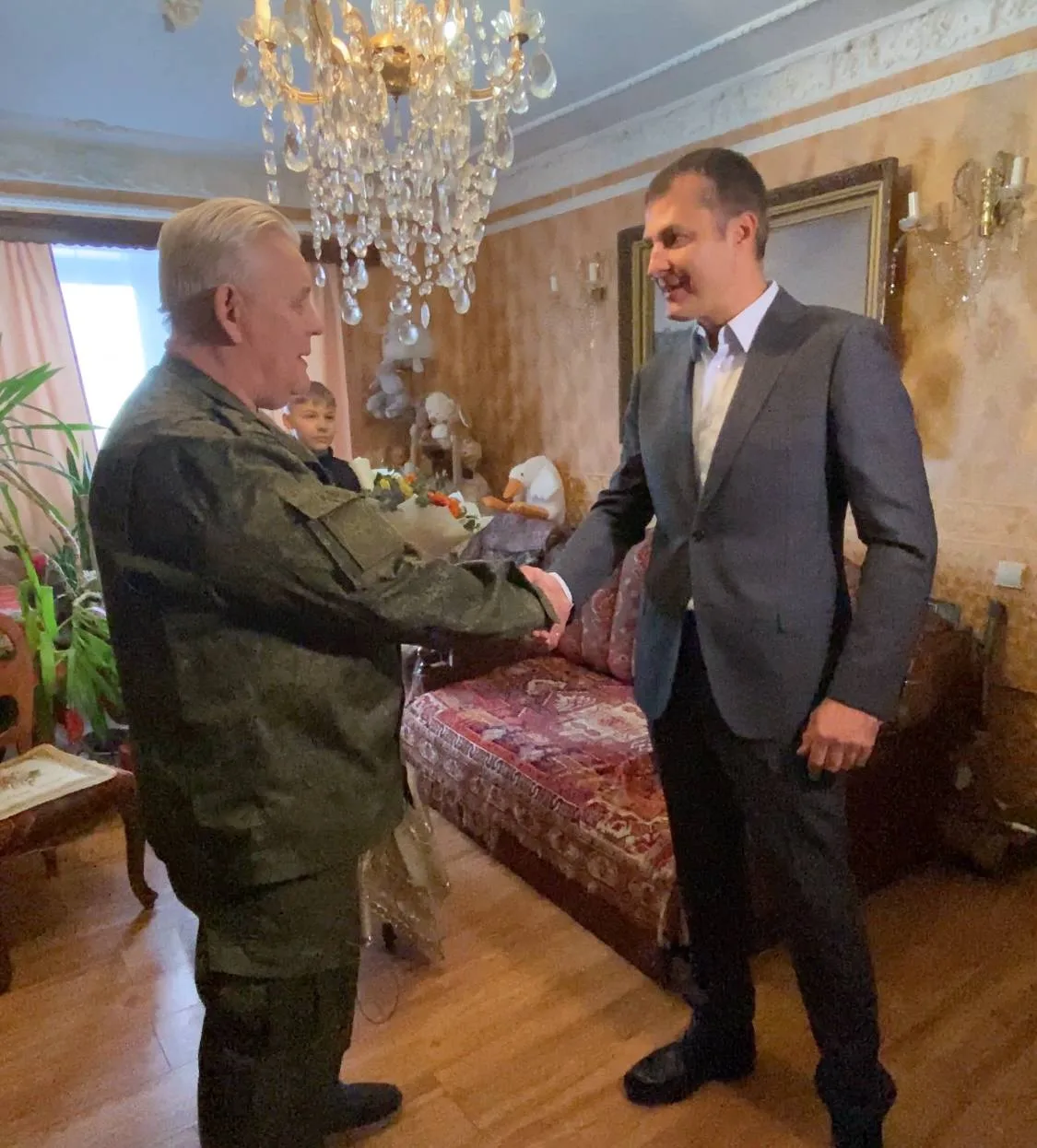 Владимир Волков поздравил ветерана военной службы с предстоящим Днем защитника Отечества