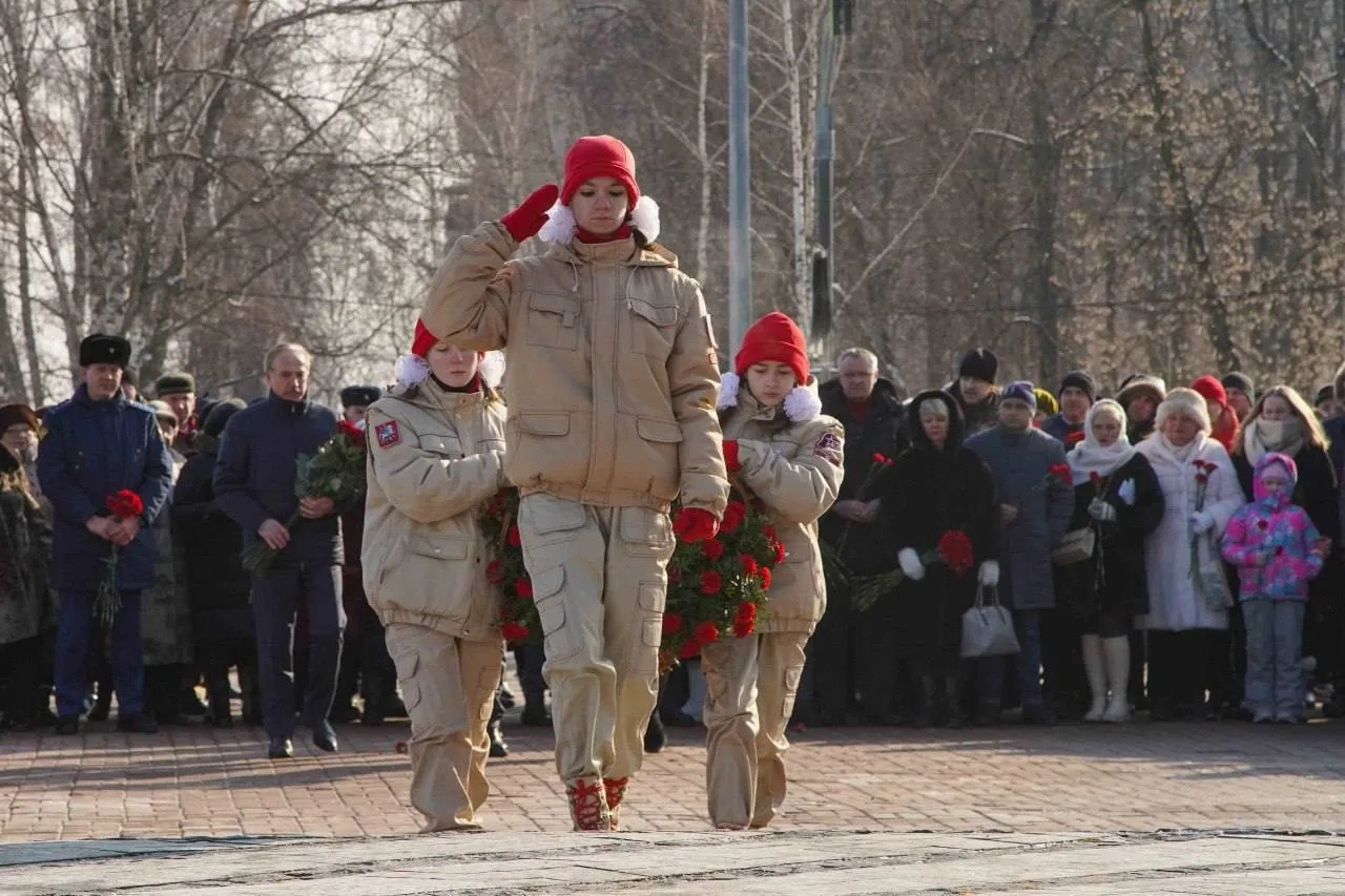 В Люберцах возложили цветы к Мемориалу «Вечный огонь»