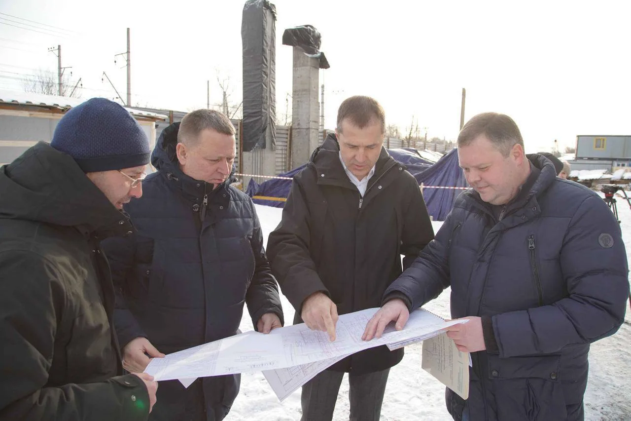 Волков проверил строительство разноуровневого пешеходного перехода через ж/д в Люберцах