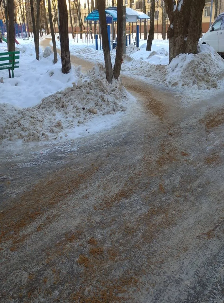 В Люберцах за неделю во дворах использовали порядка 45 тонн противогололедного материала
