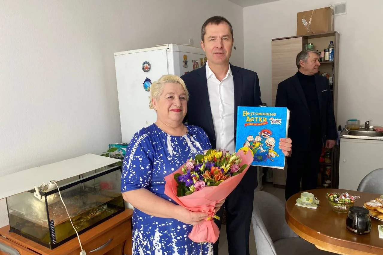 Владимир Волков посетил жительницу Люберец, переселенную из аварийного дома