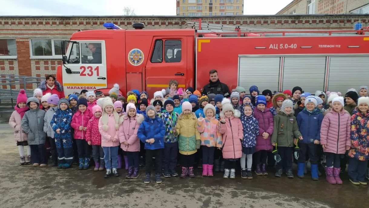 Пожарные рассказали правила пользования средствами тушения жителям Люберец