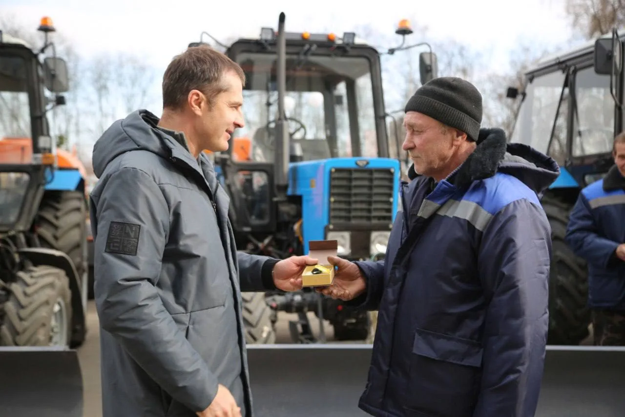 Владимир Волков вручил водителям Люберец ключи от коммунальной техники