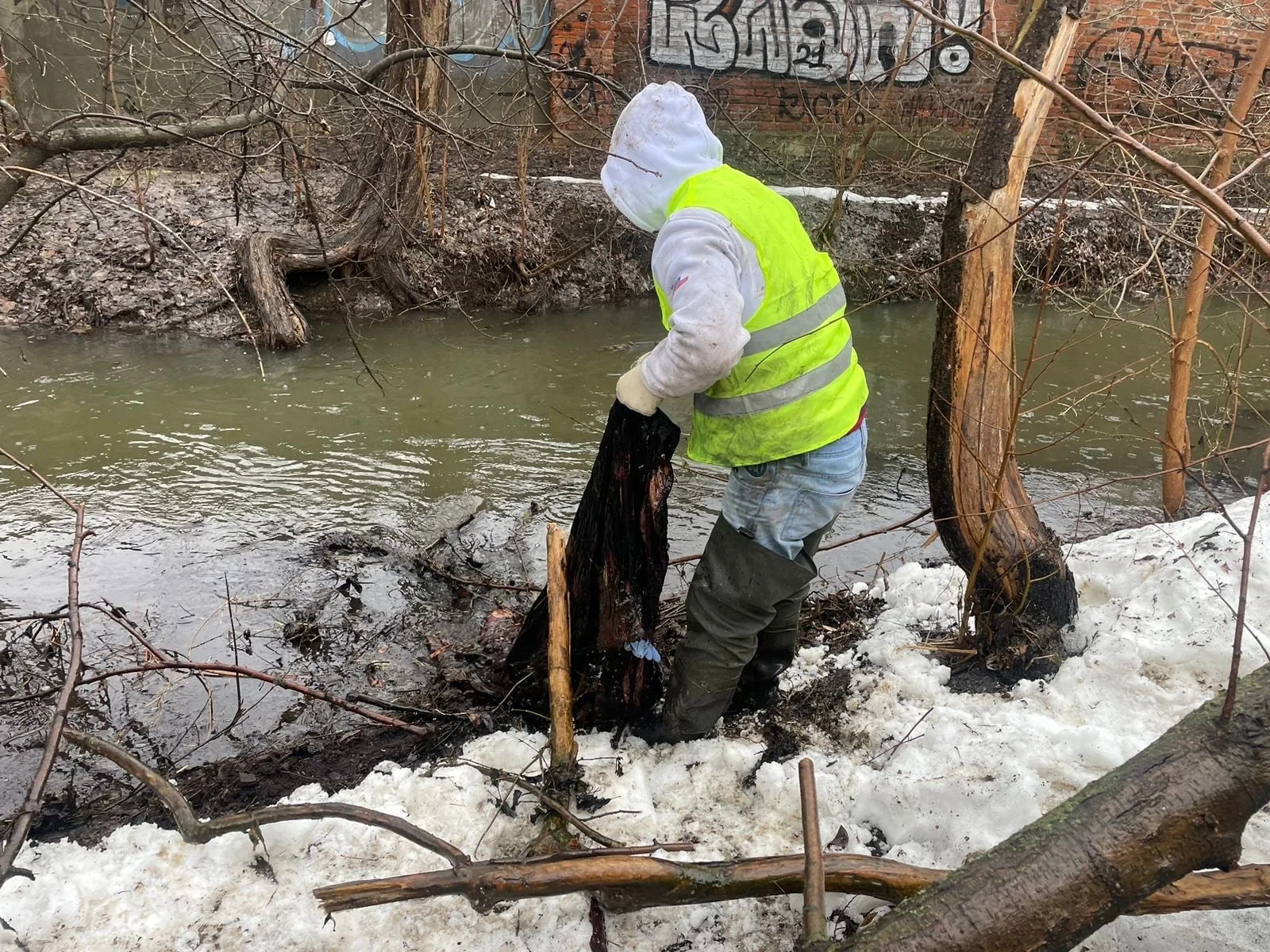 В Люберцах проводят очистку реки Македонки