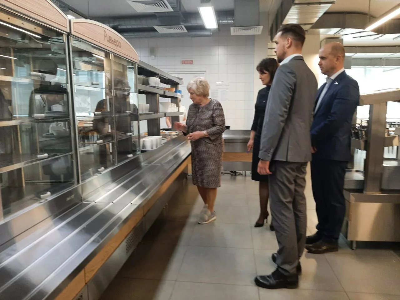 Лидия Антонова проверила качество питания в школе Люберец