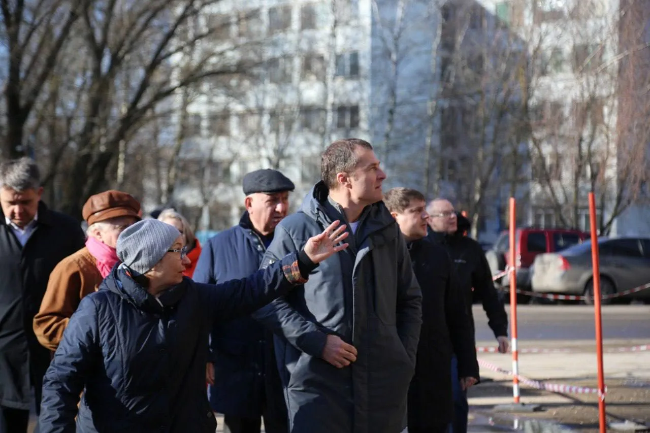 Владимир Волков проверил ход капремонта жилого дома в поселке Люберец