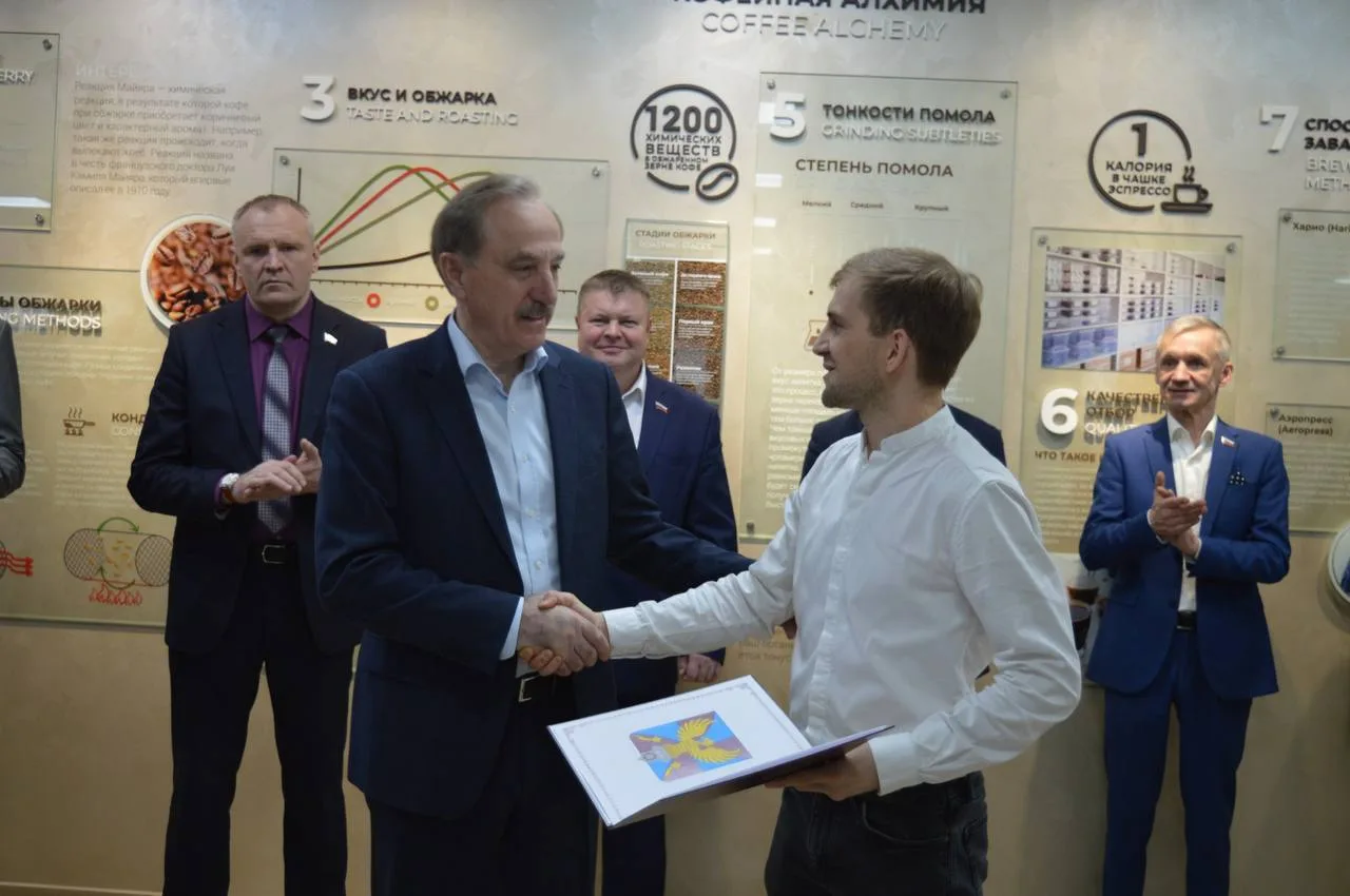 Владимир Ружицкий вручил грамоты лучшим сотрудникам компании по изготовлению кофе в Люберцах