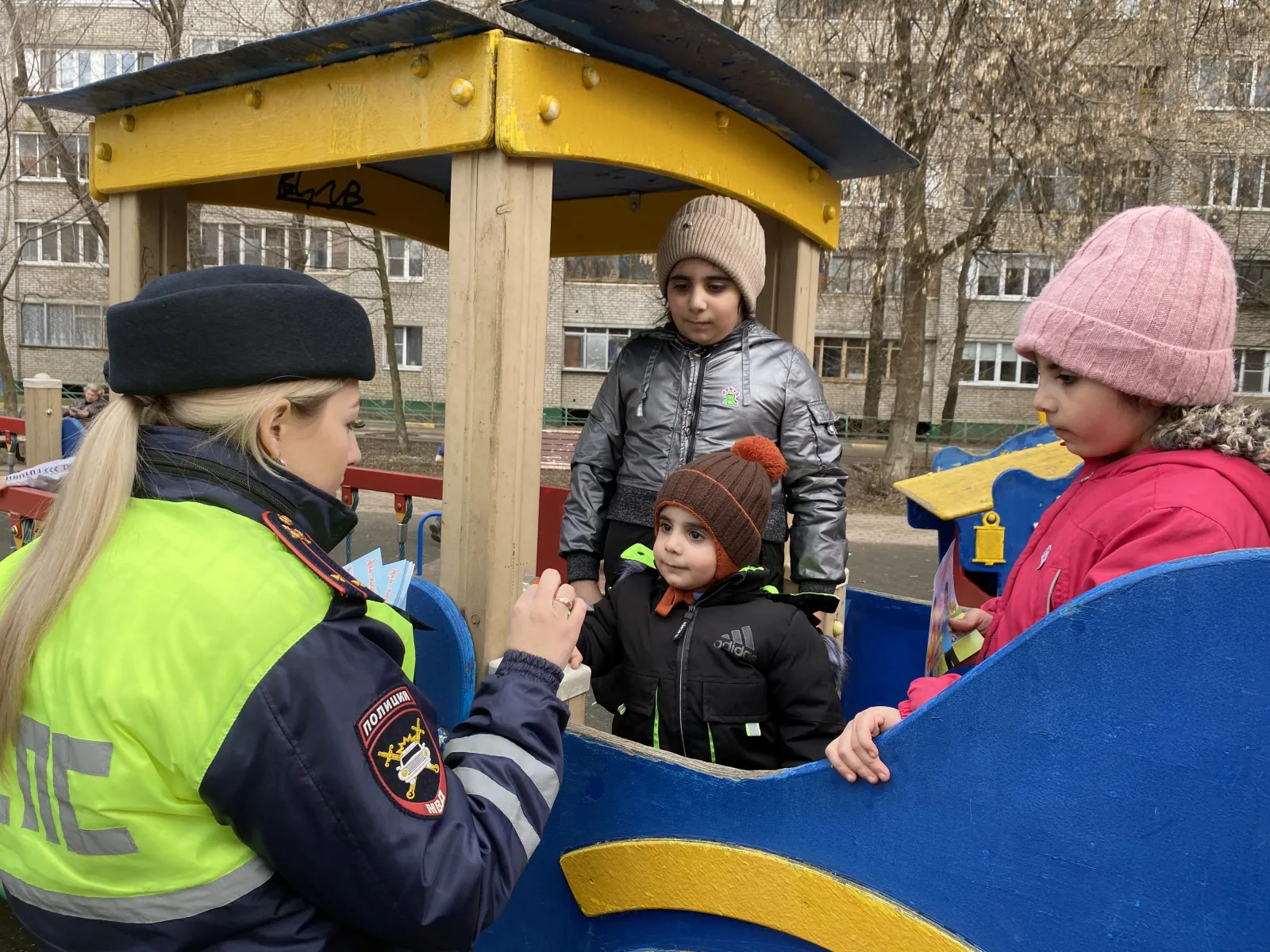Сотрудники ГАИ провели во дворах Люберец лекции для детей по БДД