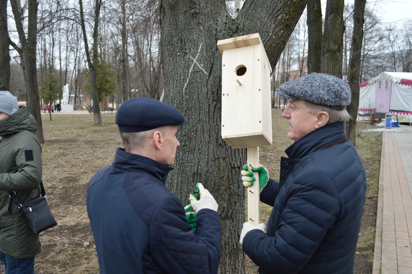 Партийцы повесили скворечники в парках Люберец
