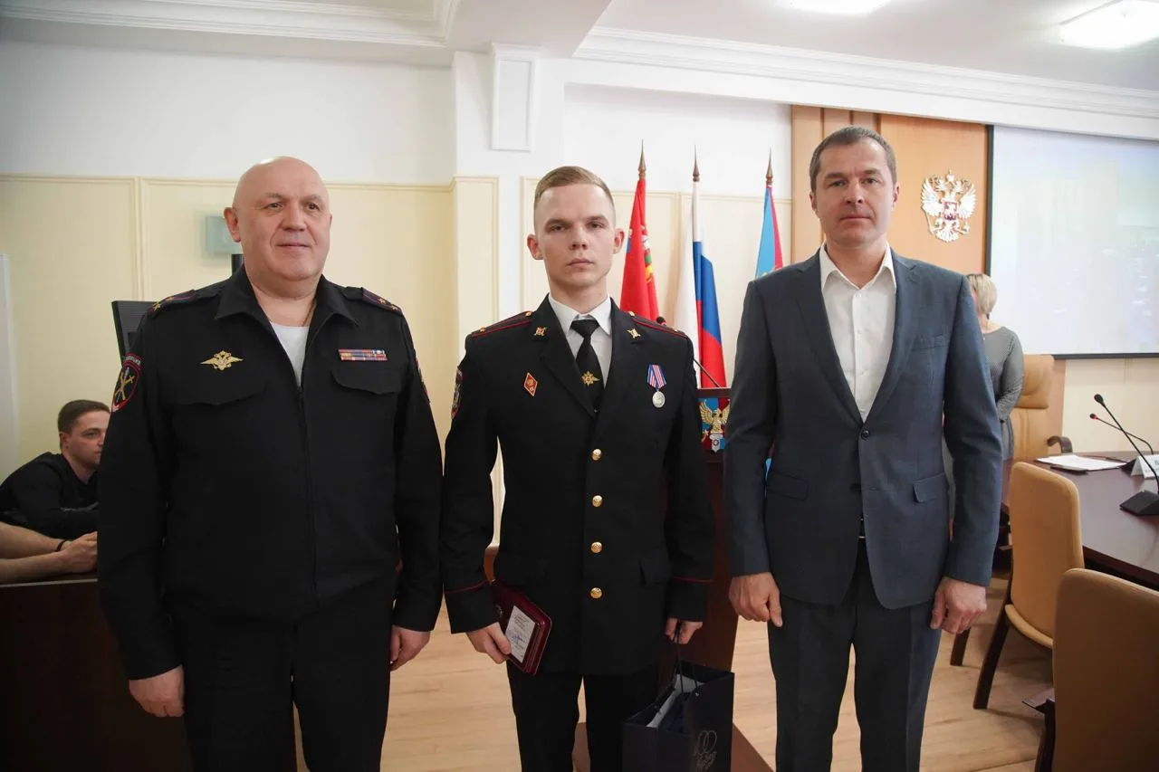 Владимир Волков вручил полицейскому Люберец, спасшего тонущего человека, знак отличия