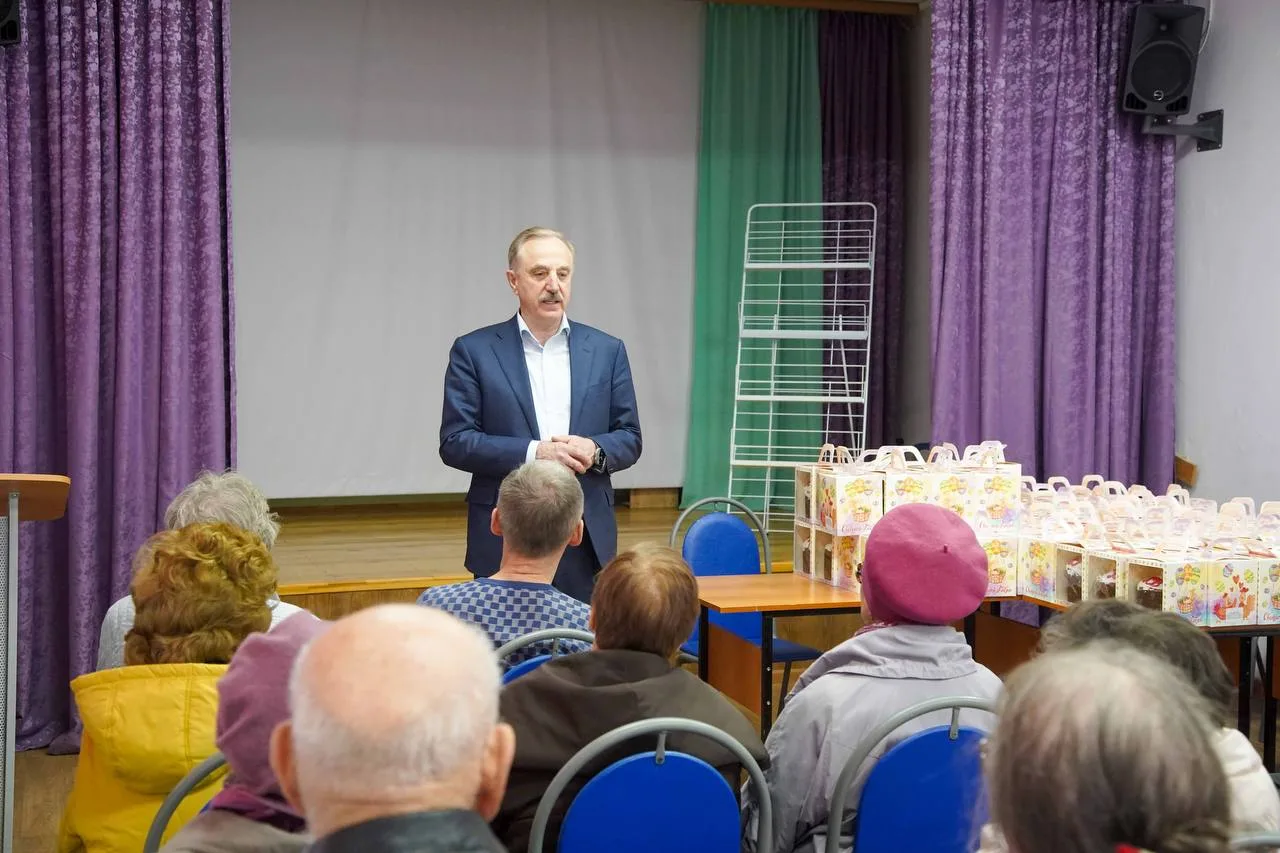 Депутаты Люберец поздравили жителей с наступающим праздником Пасхи и вручили им куличи