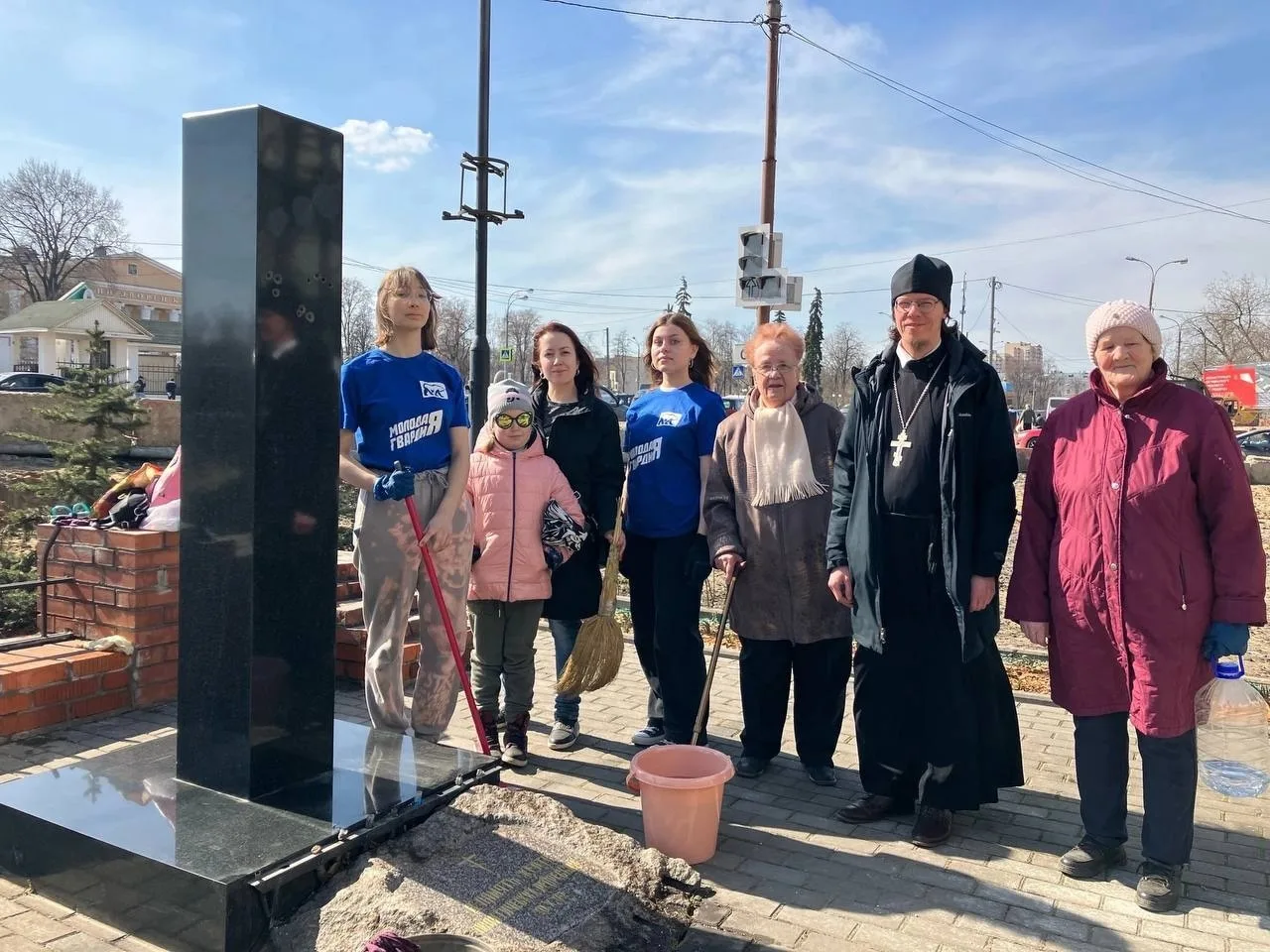 Молодогвардейцы и партийцы Люберец провели уборку у мемориала