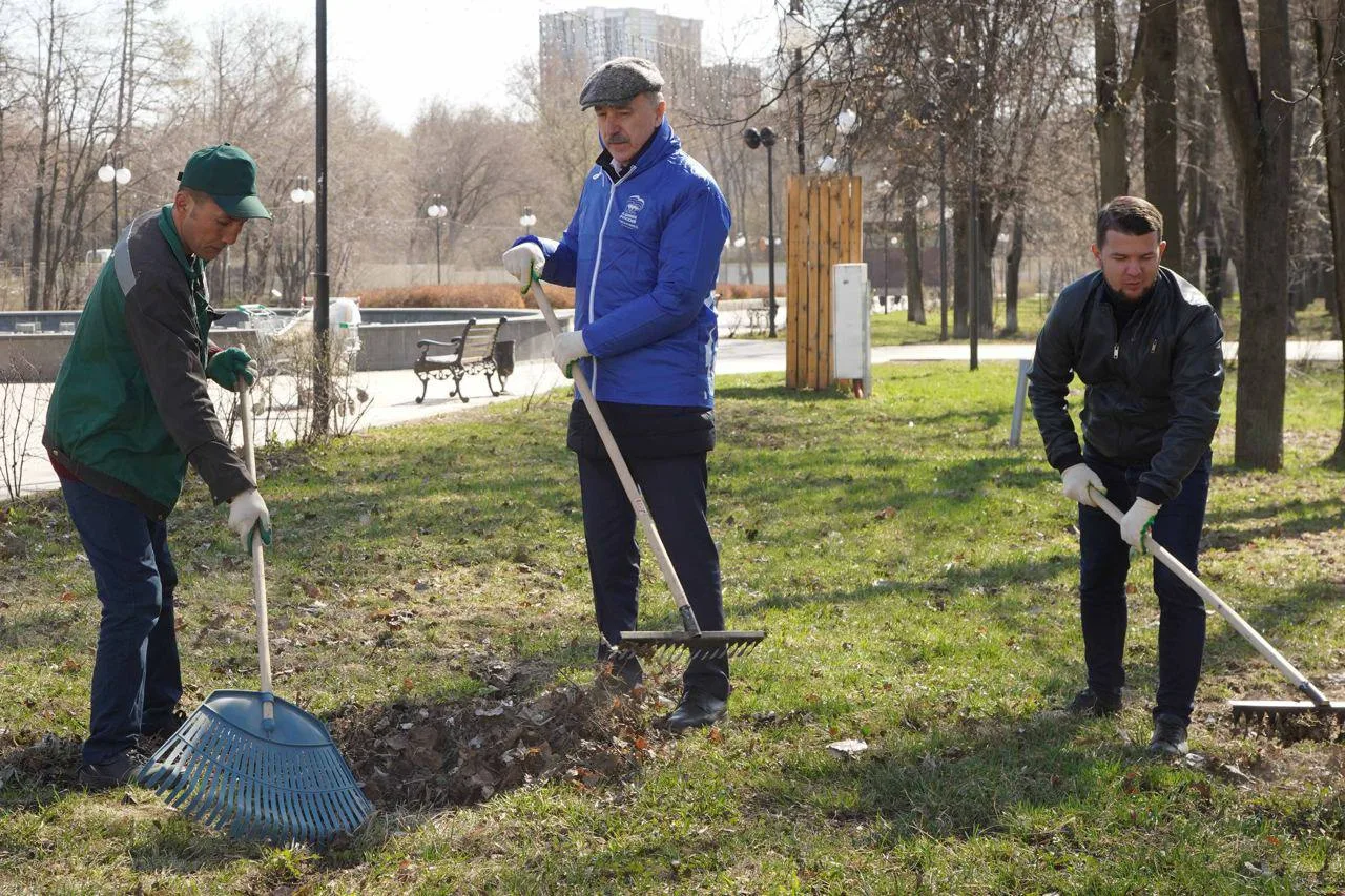 Владимир Ружицкий принял участие в субботнике в Люберцах
