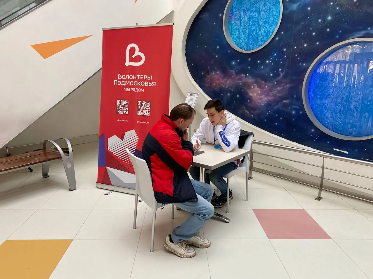 Волонтеры Люберец помогают жителям поучаствовать в онлайн-голосовании по выбору объектов для благоустройства