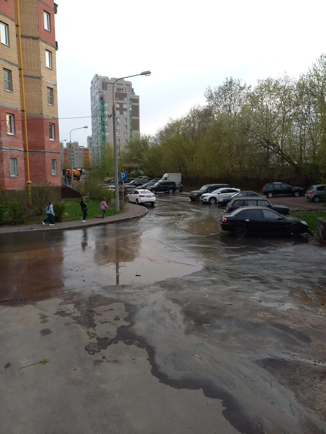 Аварийные бригады устраняют подтопление после технологического сбоя на коллекторе в Люберцах