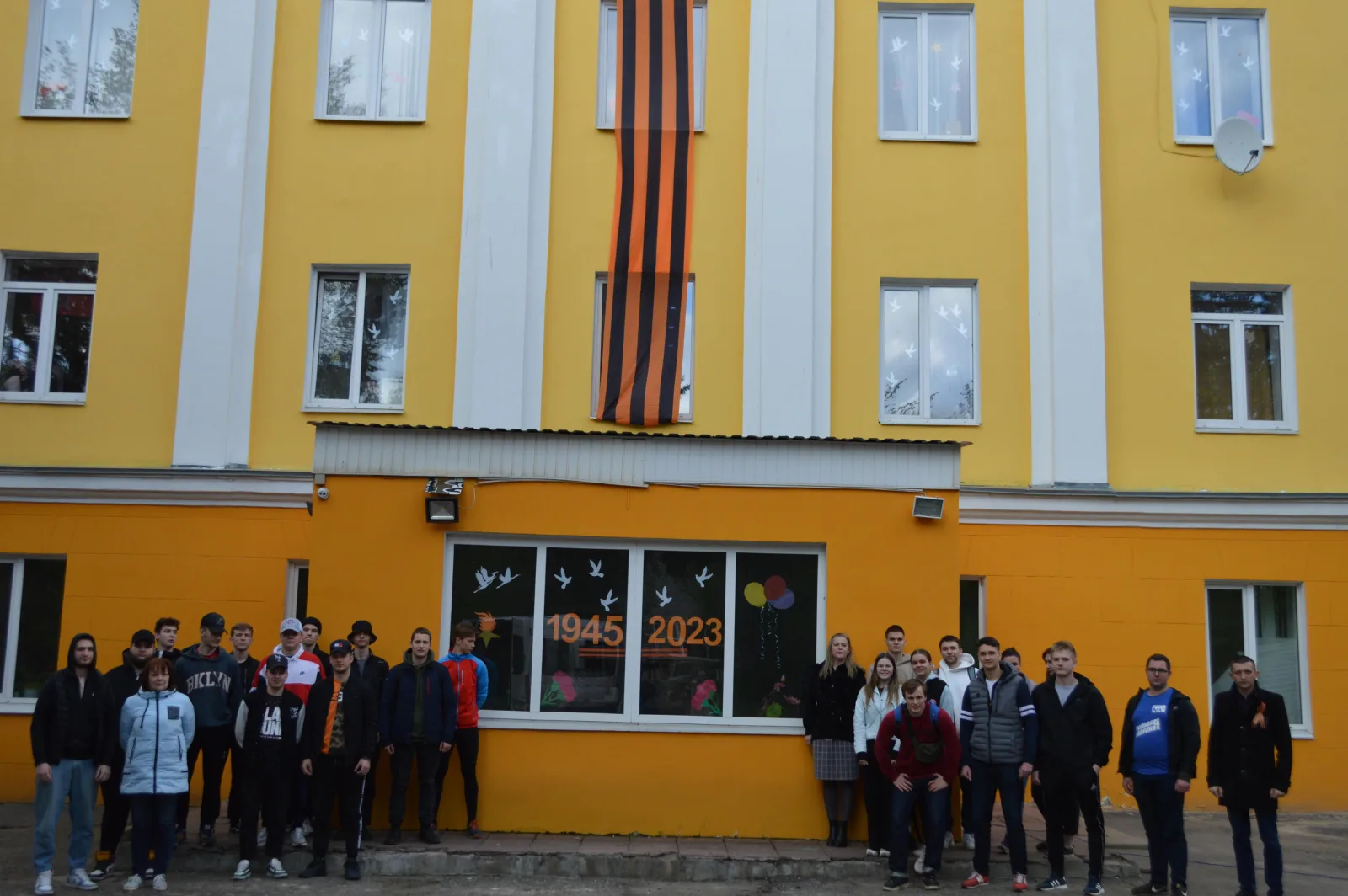 Молодогвардейцы Люберец приняли участие в патриотической акции «Окна Победы»