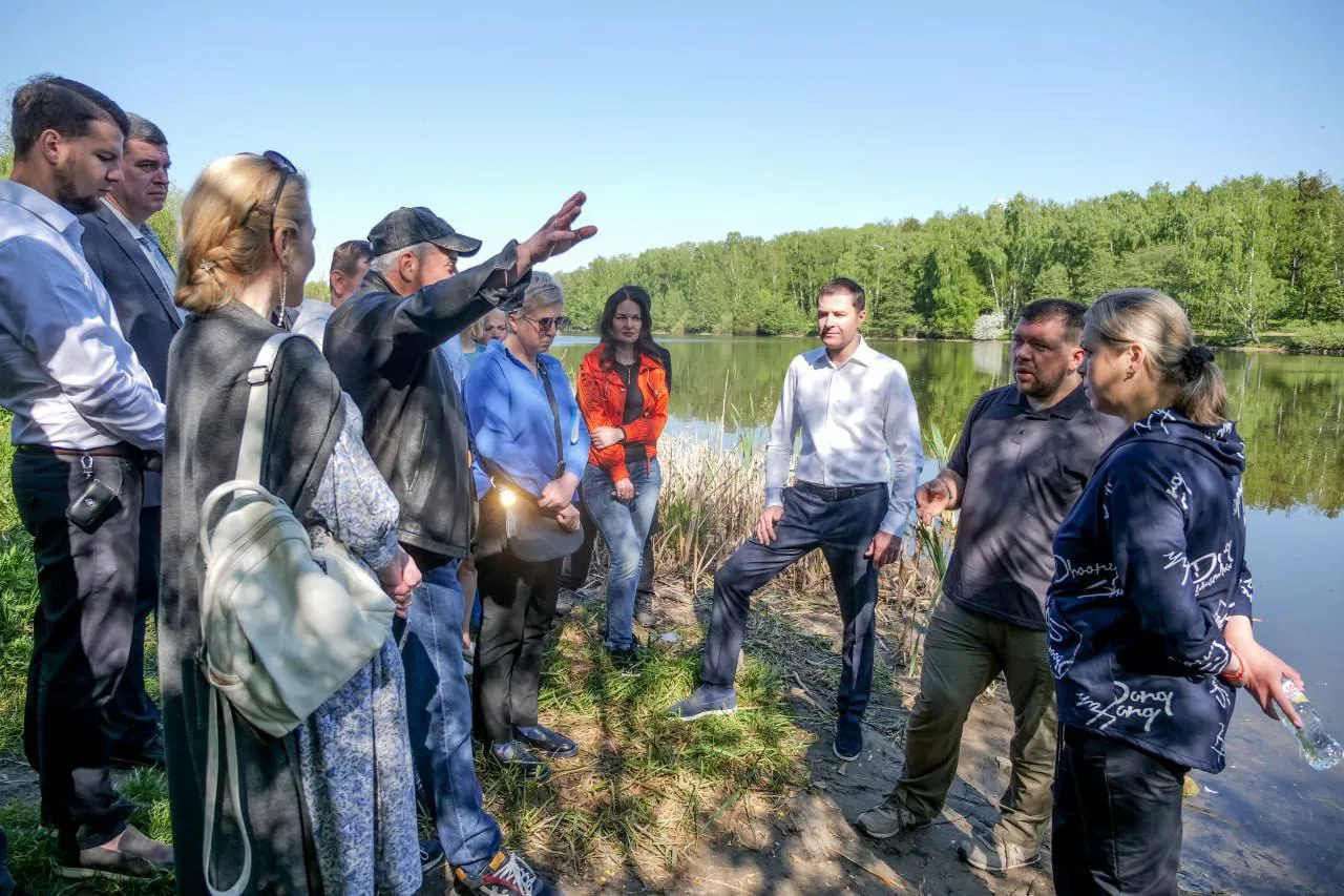 Владимир Волков проверил ход выполнения работ по очистке реки Македонки в поселке Люберец