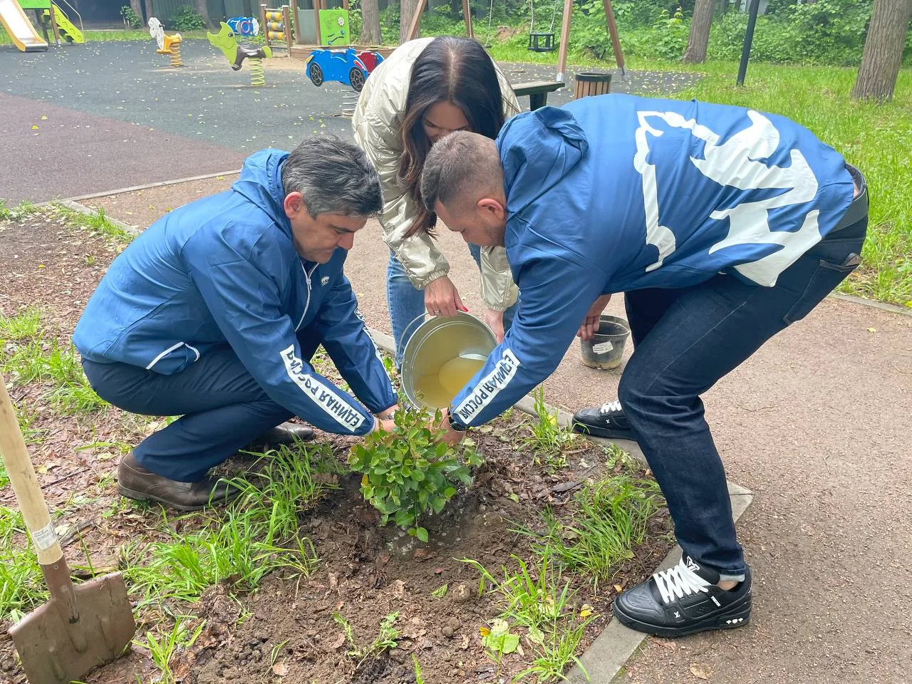 В парке поселка Люберец в рамках экоакции высадили 40 кустарников