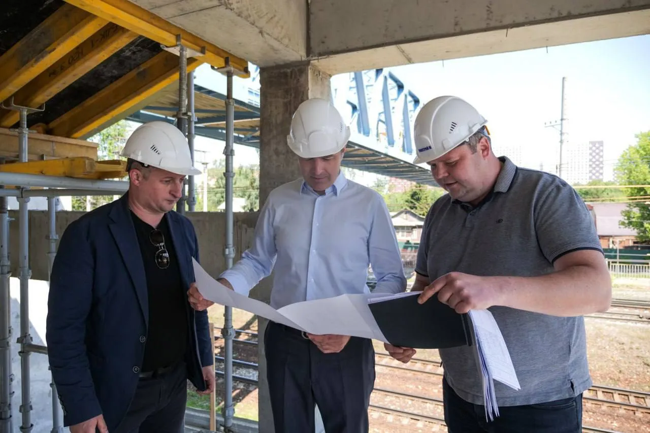 Владимир Волков проверил строительство нового пешеходного перехода через ж/д в Люберцах