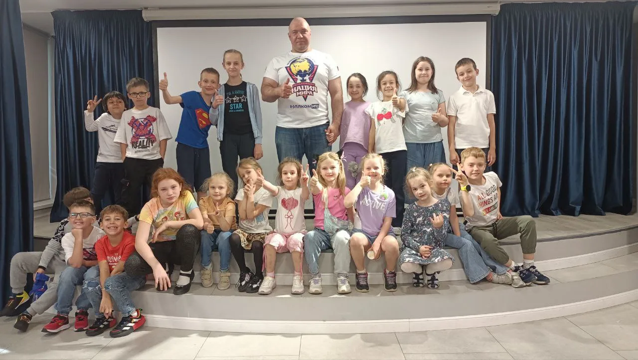 Рекордсмен по силовым номерам из Люберец выступил перед школьниками