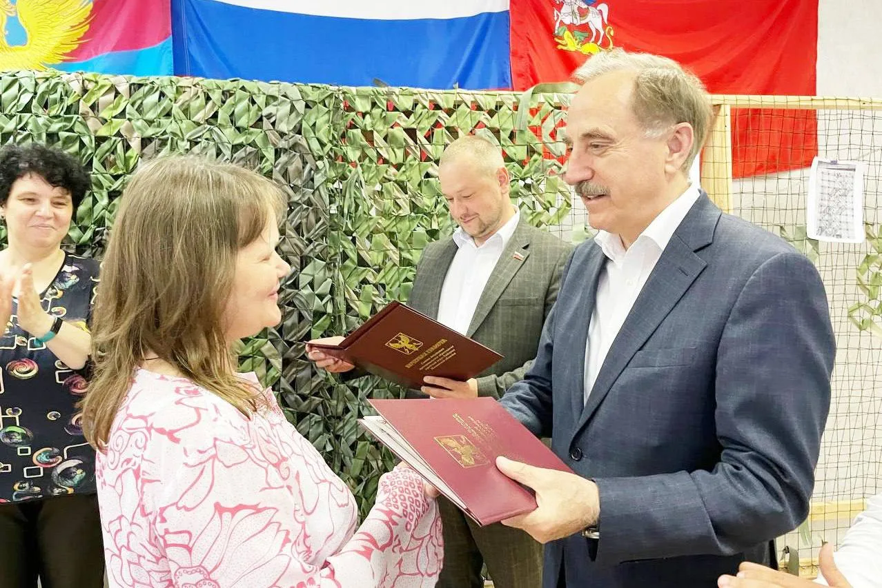 Владимир Ружицкий вручил матерям участников СВО из Люберец благодарственные грамоты