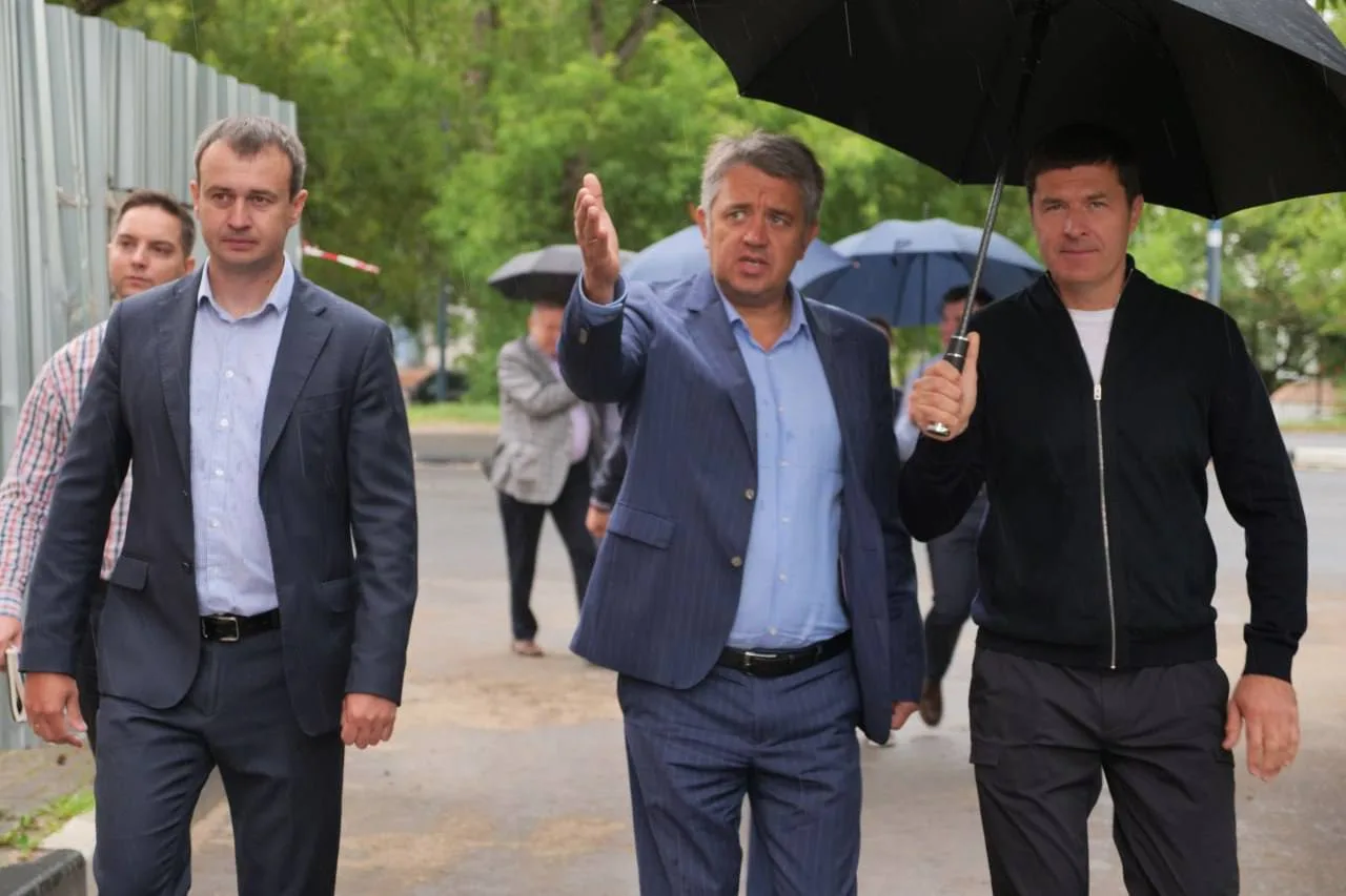 Владимир Волков проверил капремонт жилого дома в поселке Люберец