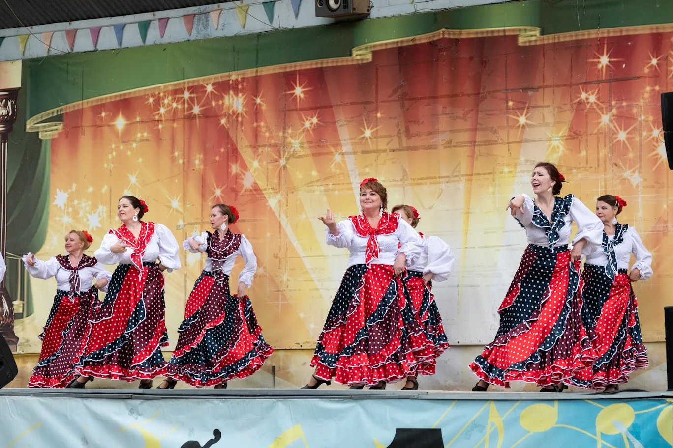 Порядка 25 танцовщиц приняли участие в фестивале фламенко в парке Люберец